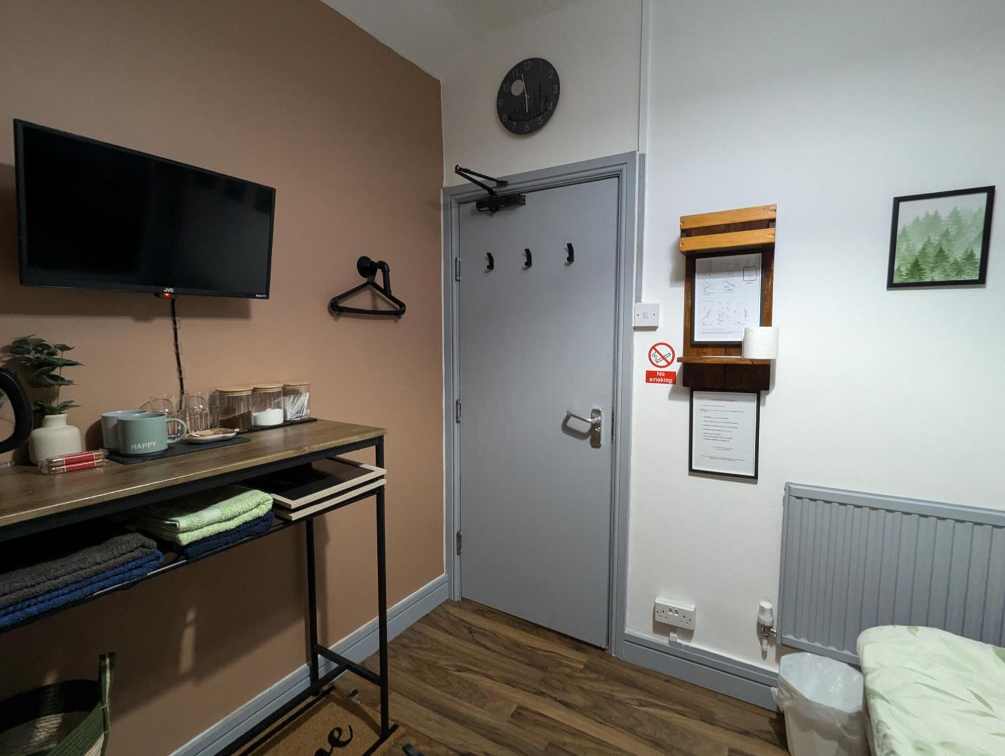 R3 - Cozy Small Double - City & Beach Access, Wifi, Free Parking - Self Catering Swansea Kültér fotó
