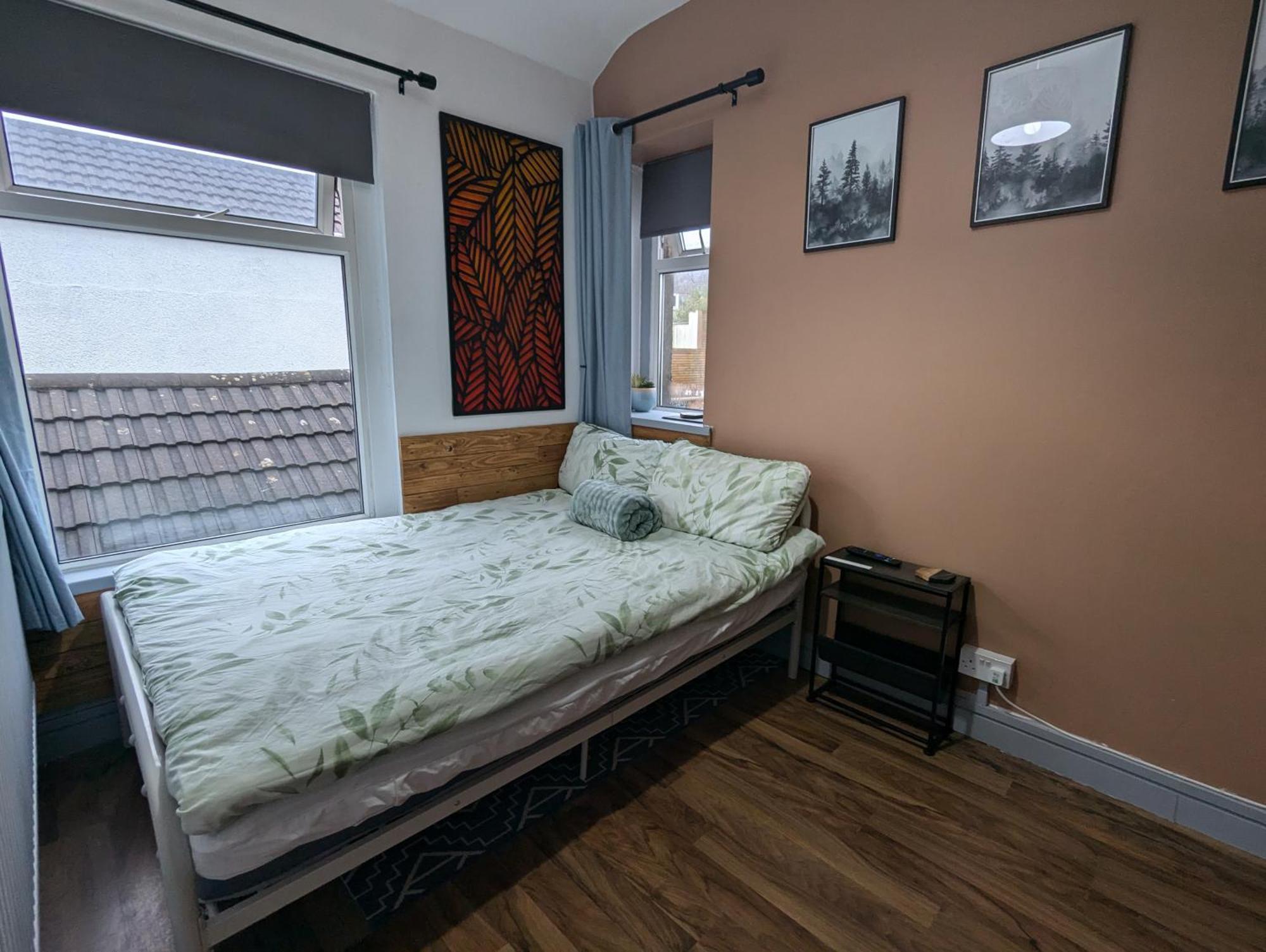 R3 - Cozy Small Double - City & Beach Access, Wifi, Free Parking - Self Catering Swansea Kültér fotó
