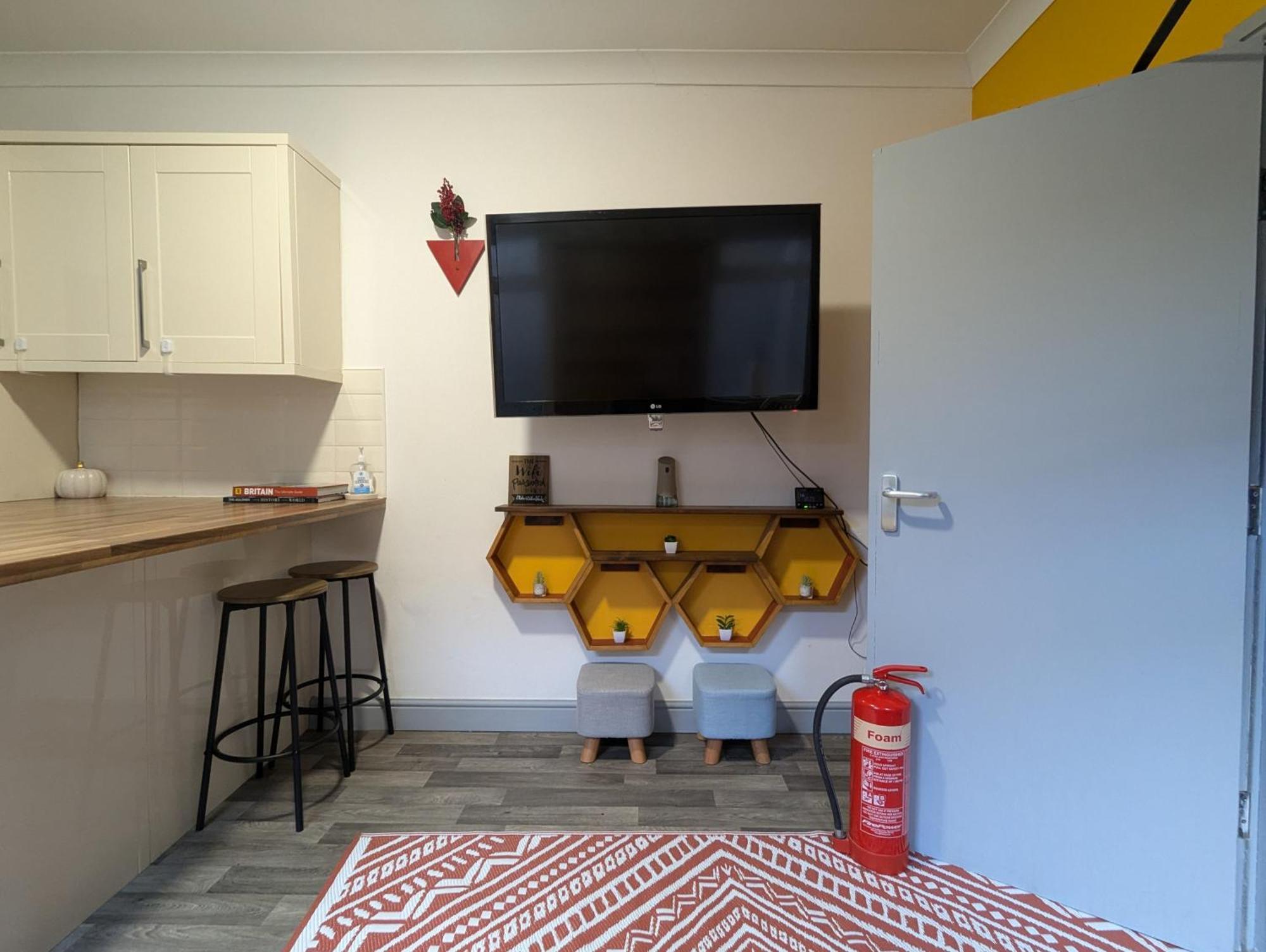 R3 - Cozy Small Double - City & Beach Access, Wifi, Free Parking - Self Catering Swansea Kültér fotó